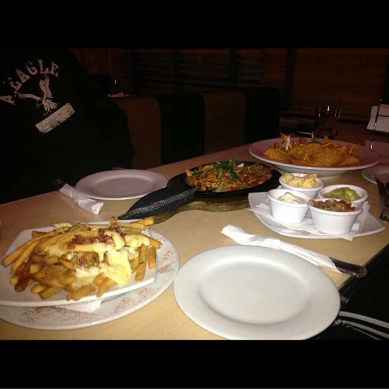 Fajitas mixtas, nachos y papitas con queso fundido y tocineta