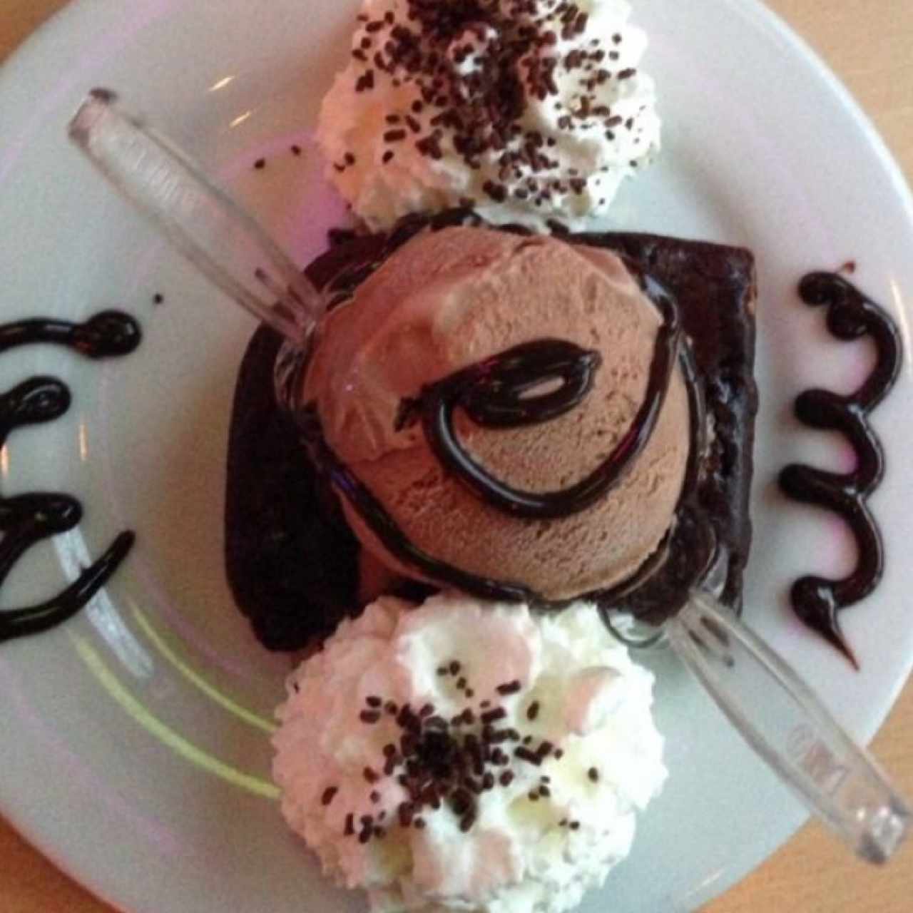 Brownie con helado