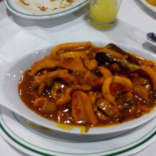 Cazuela de mariscos a la brava