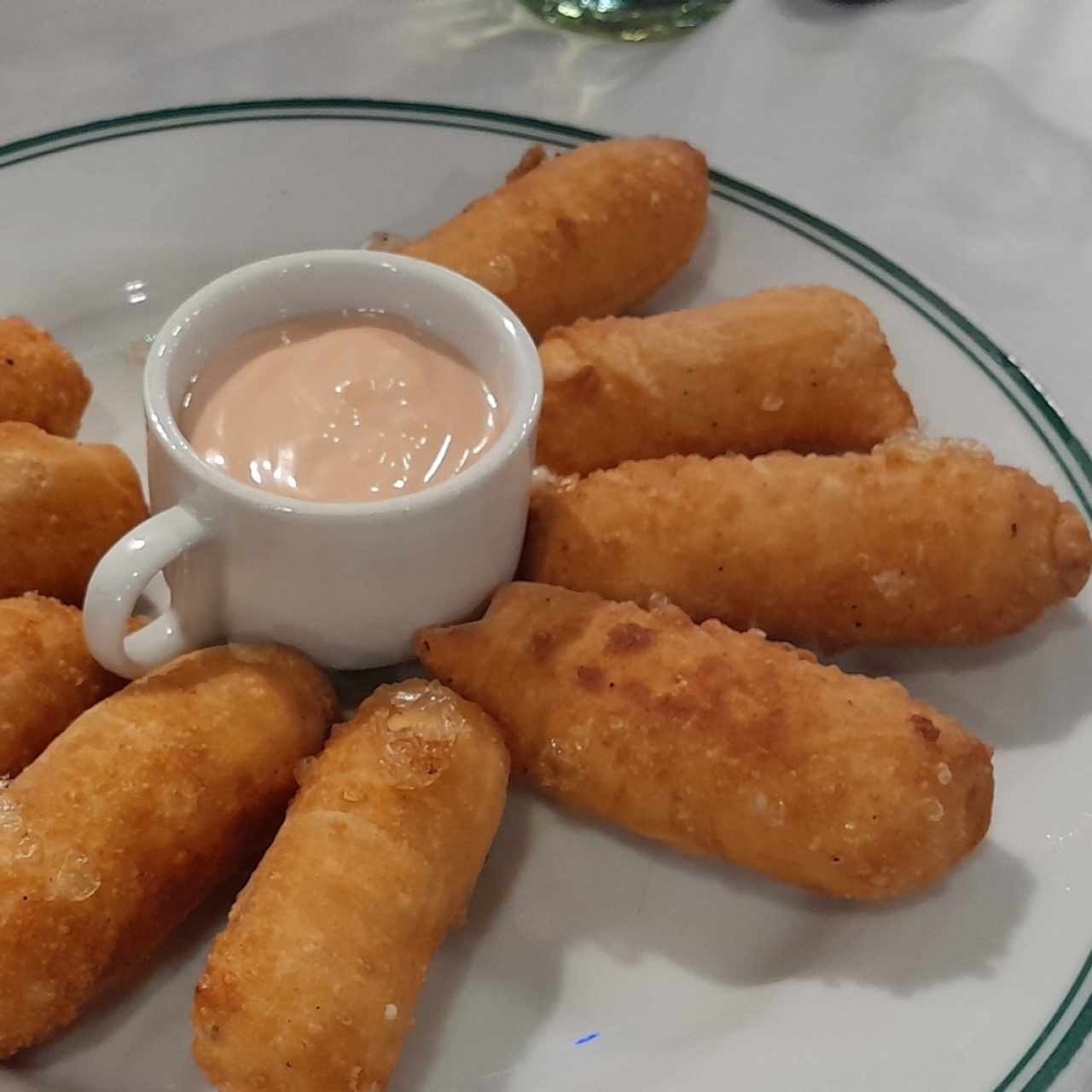 Ración de tequeños (menos uno) con salsa rosada 😂