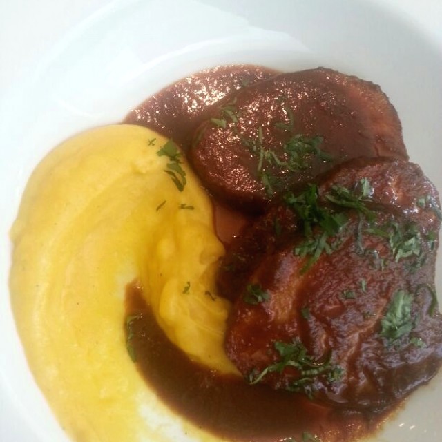 Asado negro con puré de plátano 