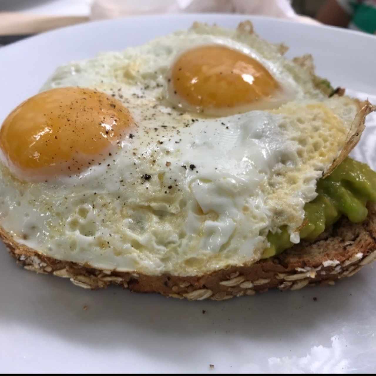 Tostadas con puré de aguacate y huevo