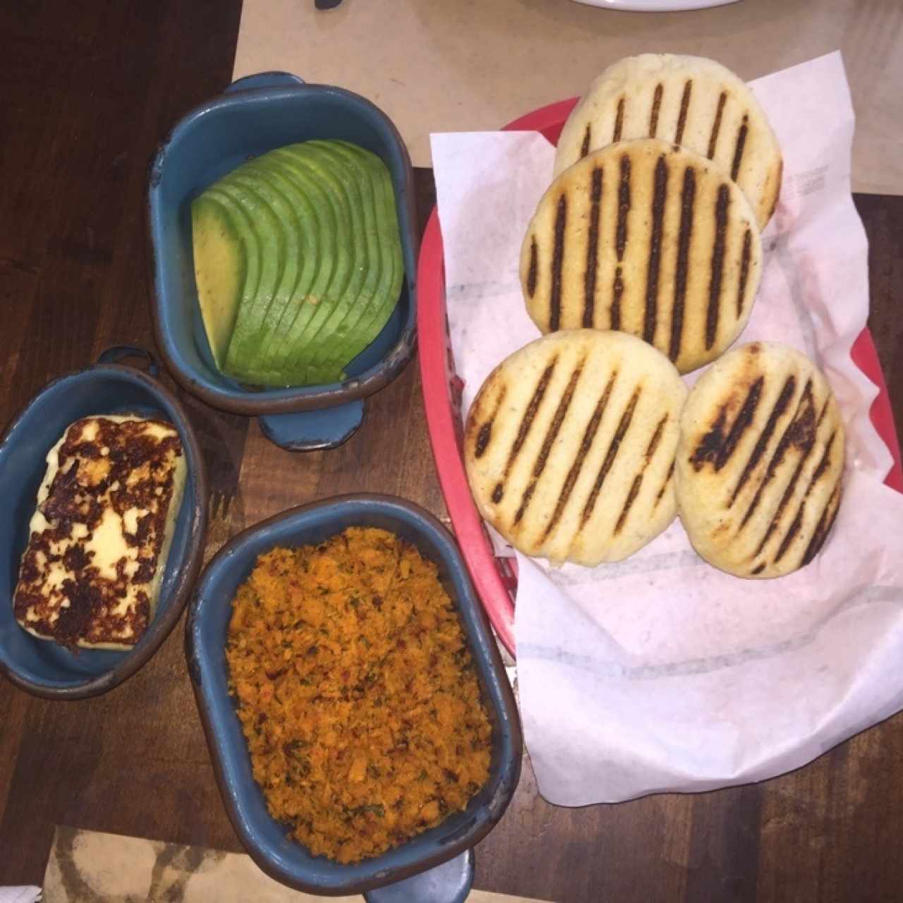 Arepas con Cazuelas de cazón, Aguacate y Queso a la Plancha