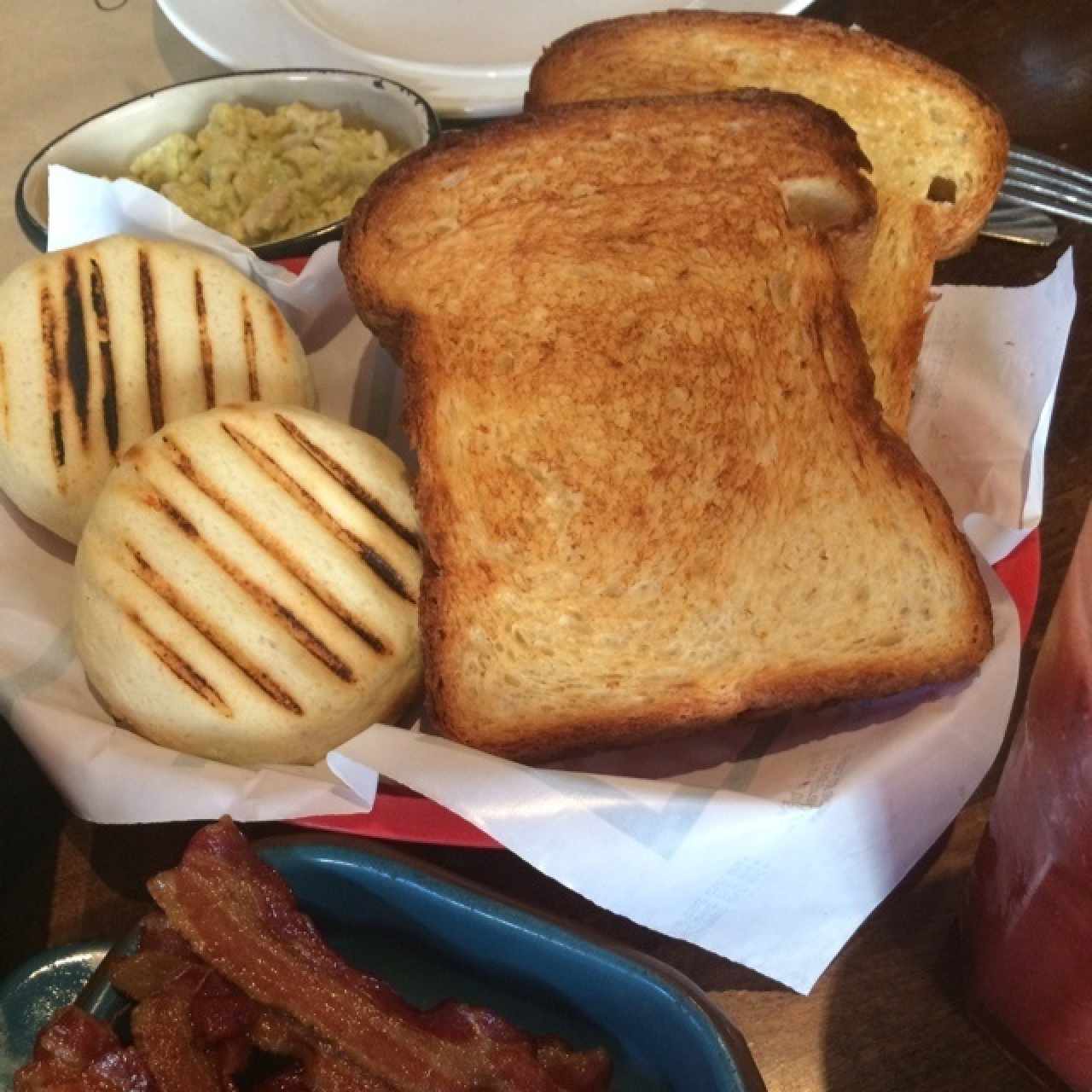 arepa de maiz pilado.. racion de pan brioche y racion de reina y tocineta