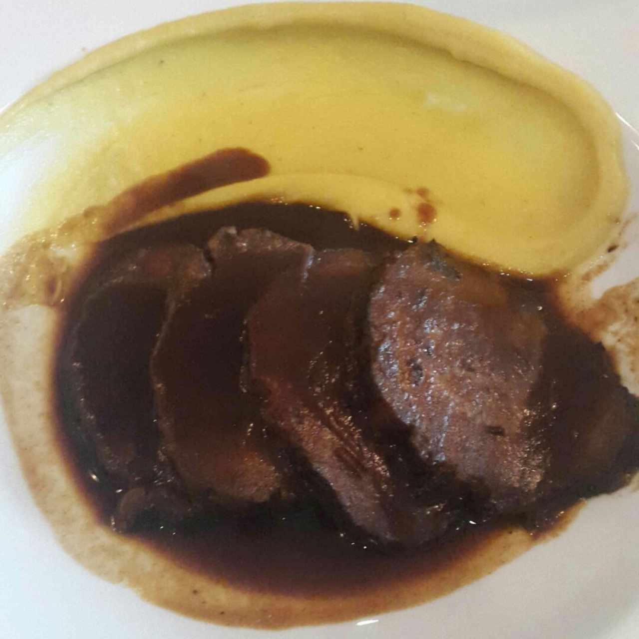 asado negro con puré de papa