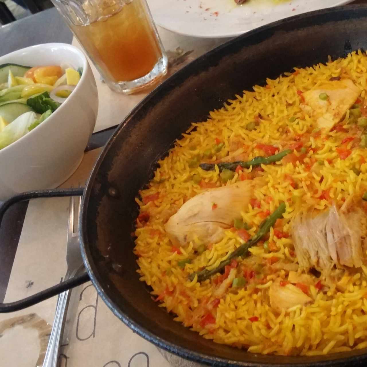 arroz con pollo en paellera con ensalada mixta