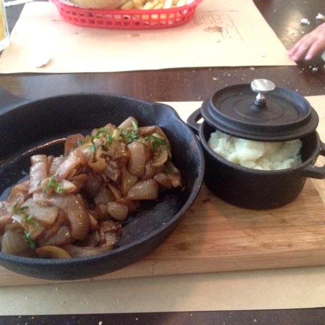 Lomito encebollado con puré de papas