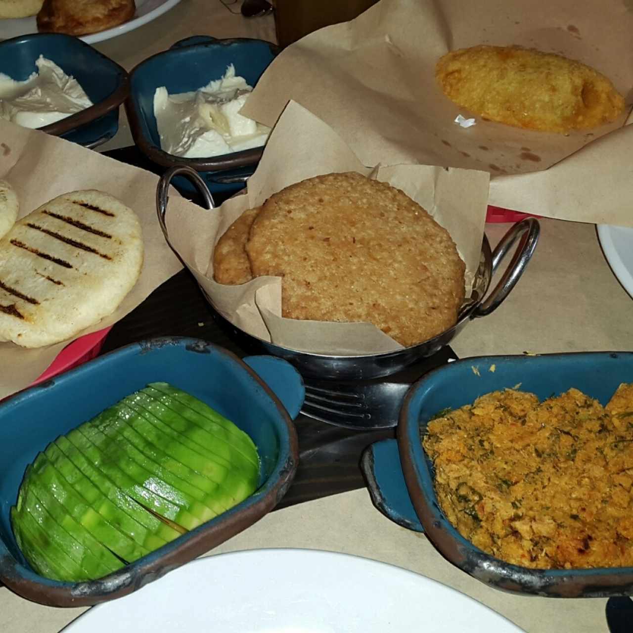 Arepas de maíz, chicharrón y cazuelas