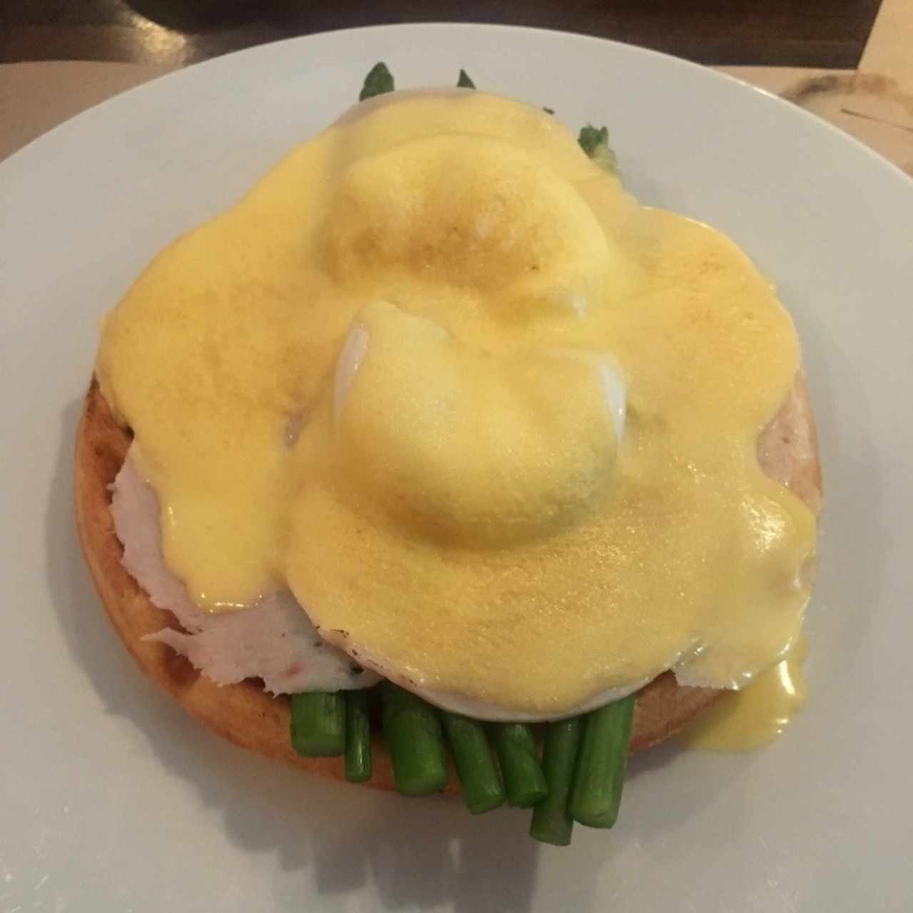 Waffles con Huevos Benedictinos y Espárragos