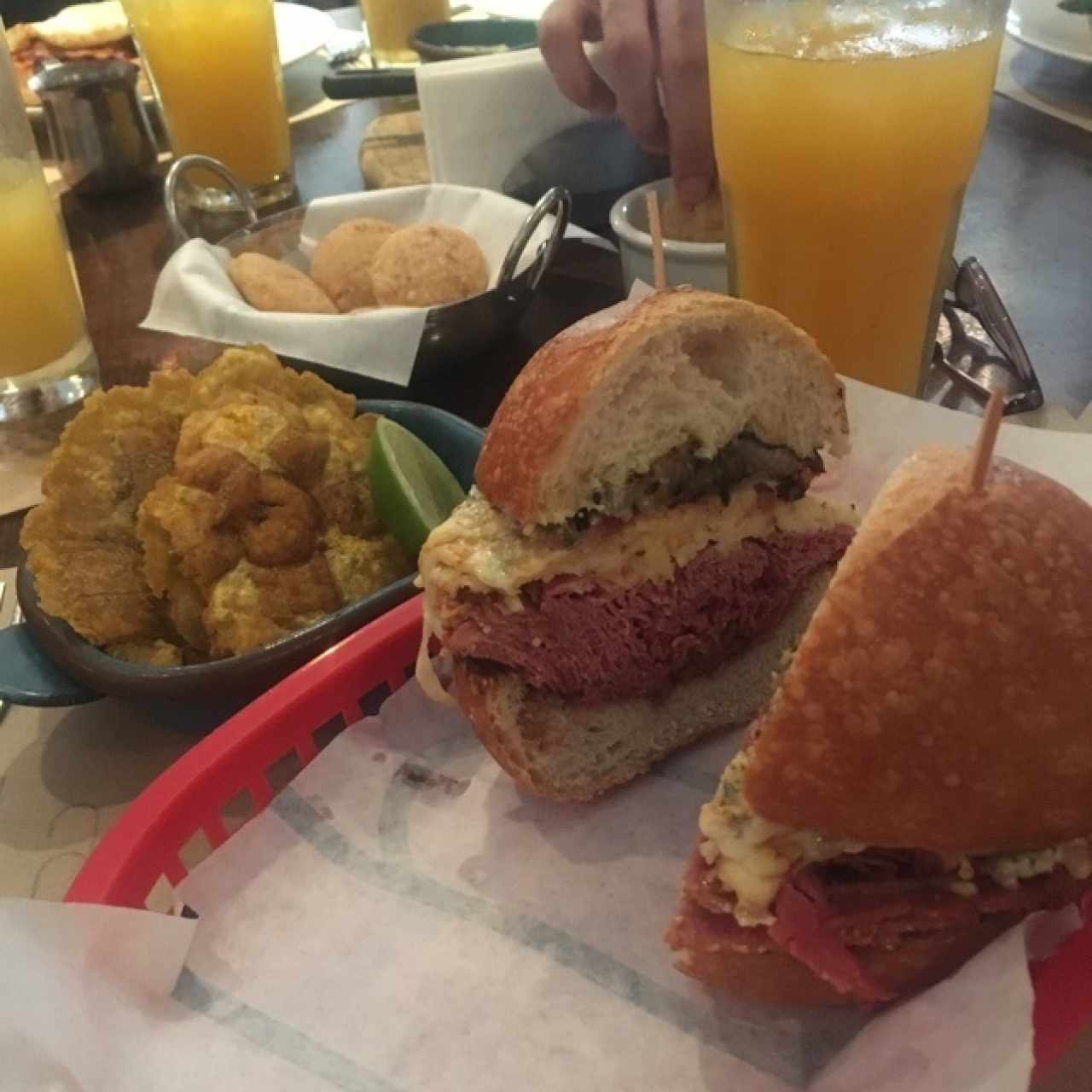 sandwich de brisket acompañado con tostones
