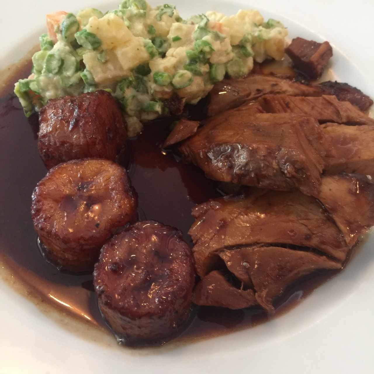 Pernil, ensalda rusa y platanos dulces 