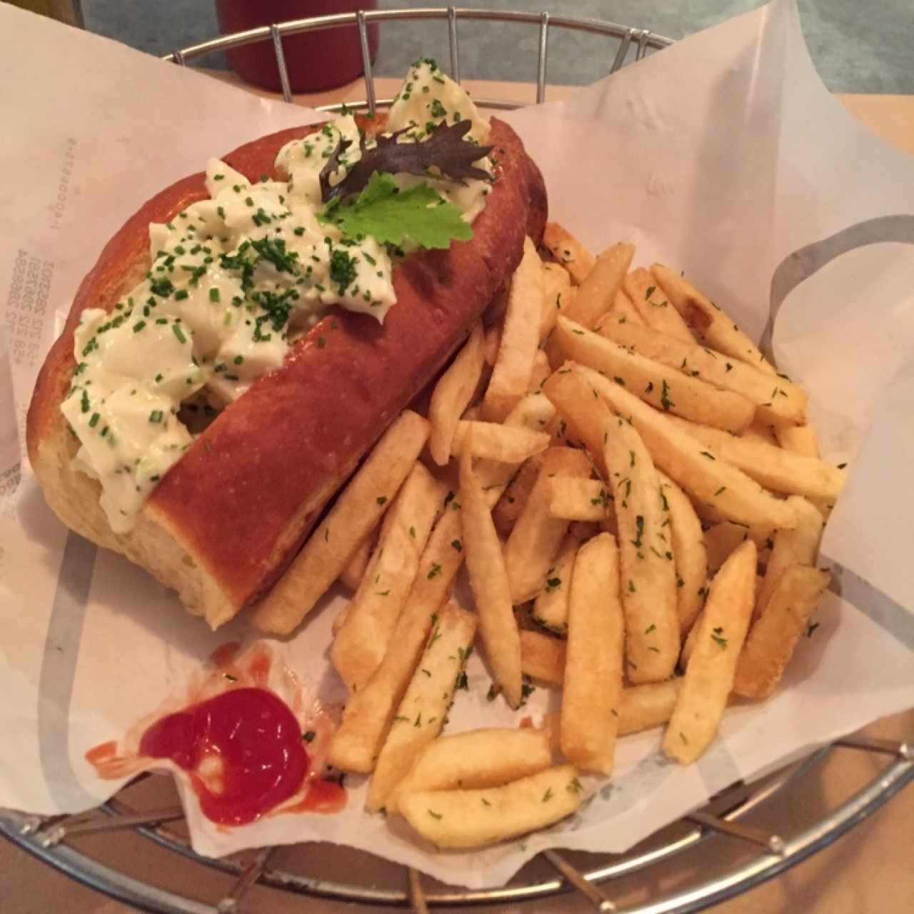 perro caliente de langosta y papas fritas
