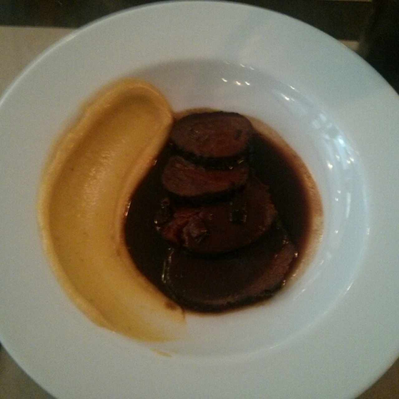 Asado negro con puré de platano