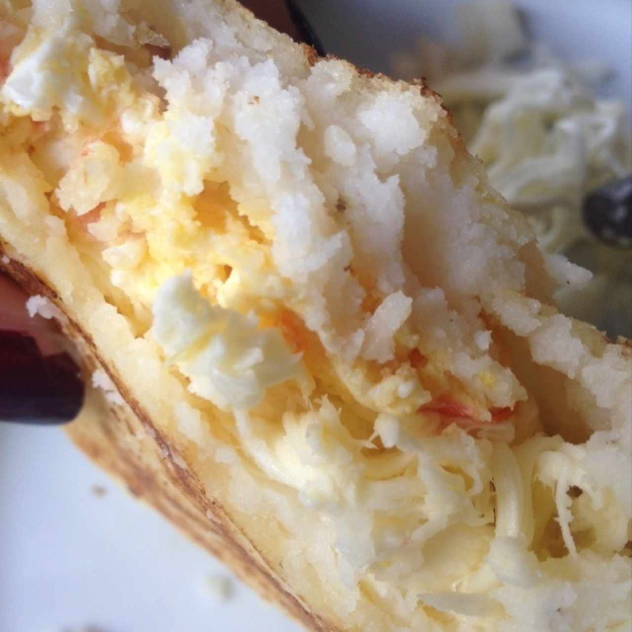 Arepa con perico y queso clineja. 