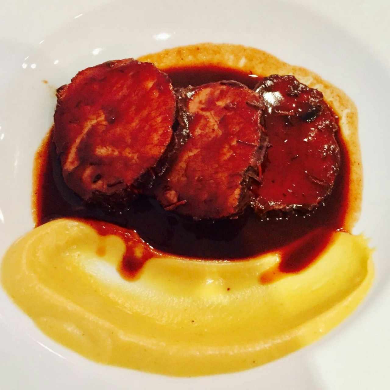 Asado negro con puré de plátano
