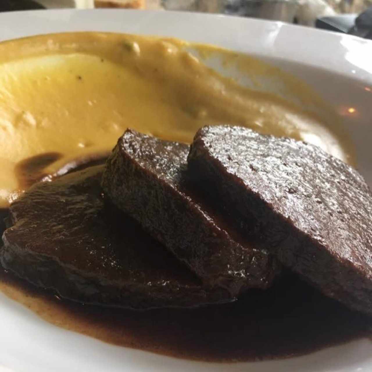 Asado negro con puré de plátano