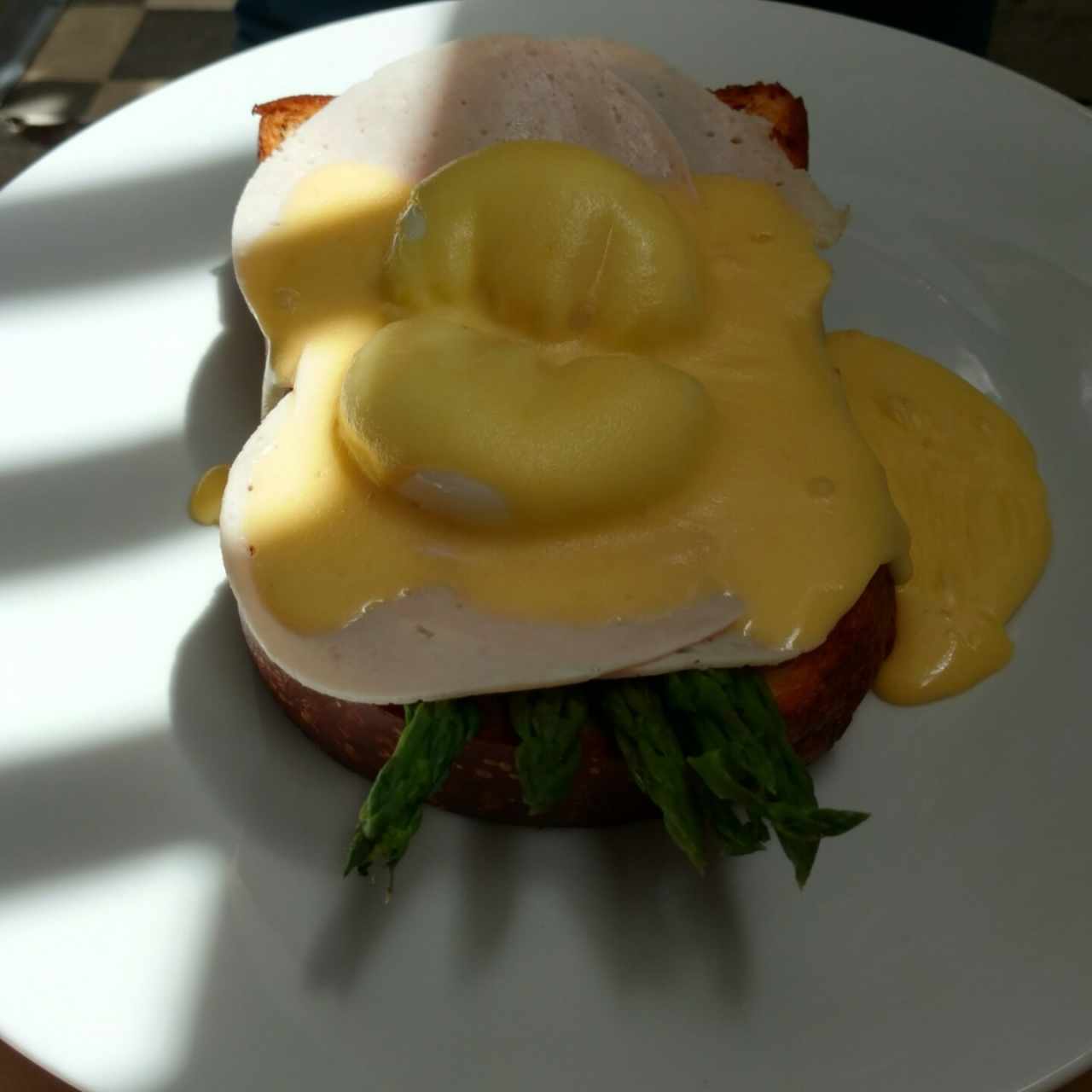 Huevos Benedictinos con espárragos