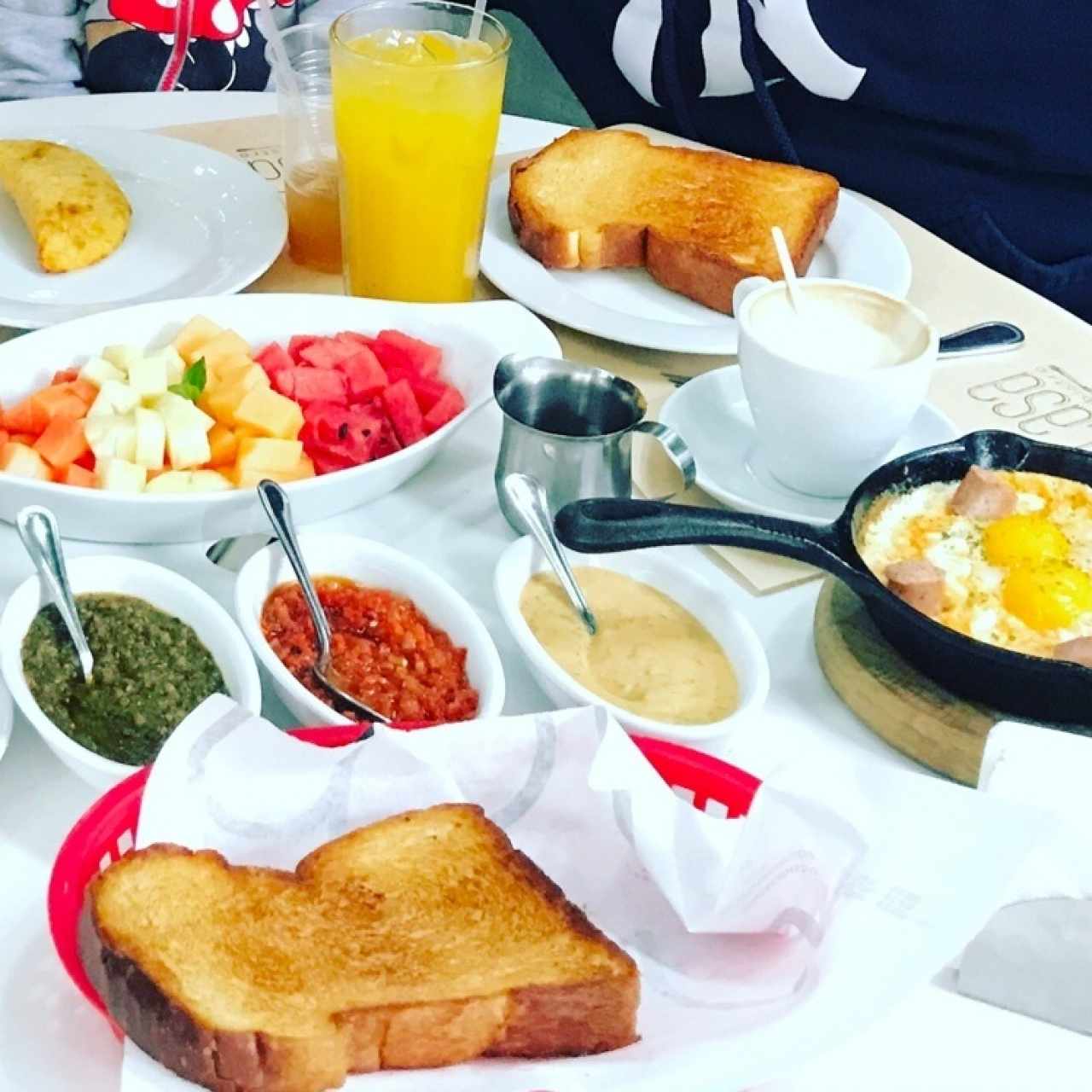 Huevos al sarten y ensalada de frutas