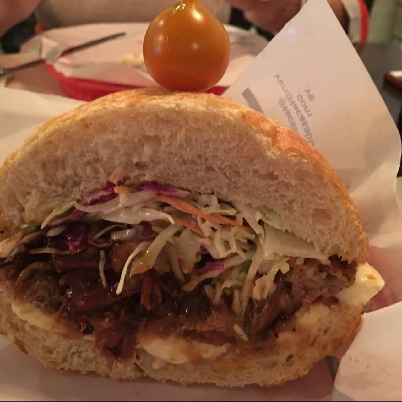 Sandwich de Pecho de Cerdo y queso de mano