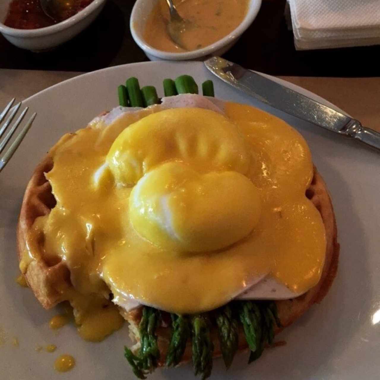 Waffle con huevos benedictinos 