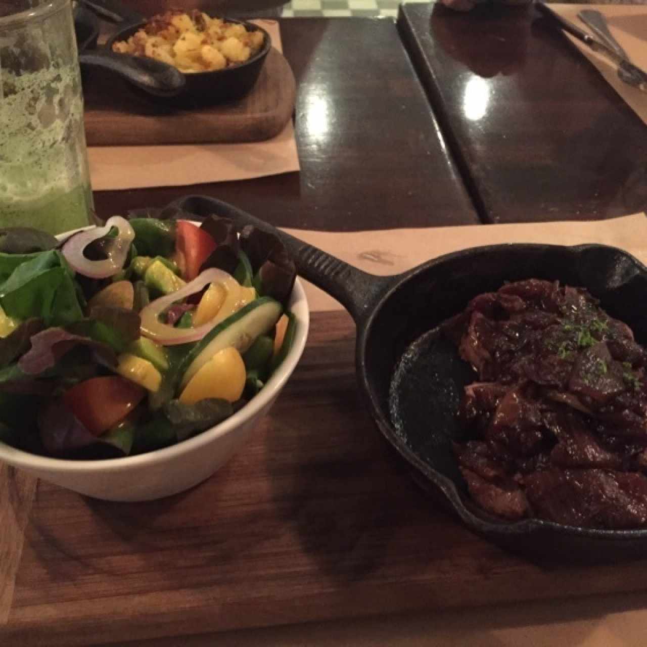 Lomito encebollado con ensalada mixta