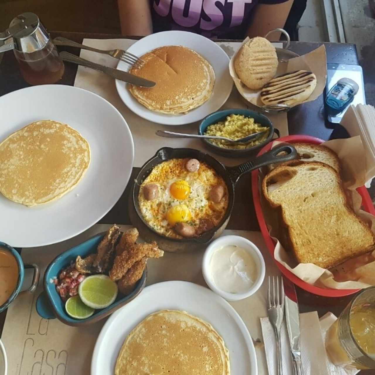Panquecas, huevos, reina pepiada, nata, pan brioche, sardinas, mojó Trujillo