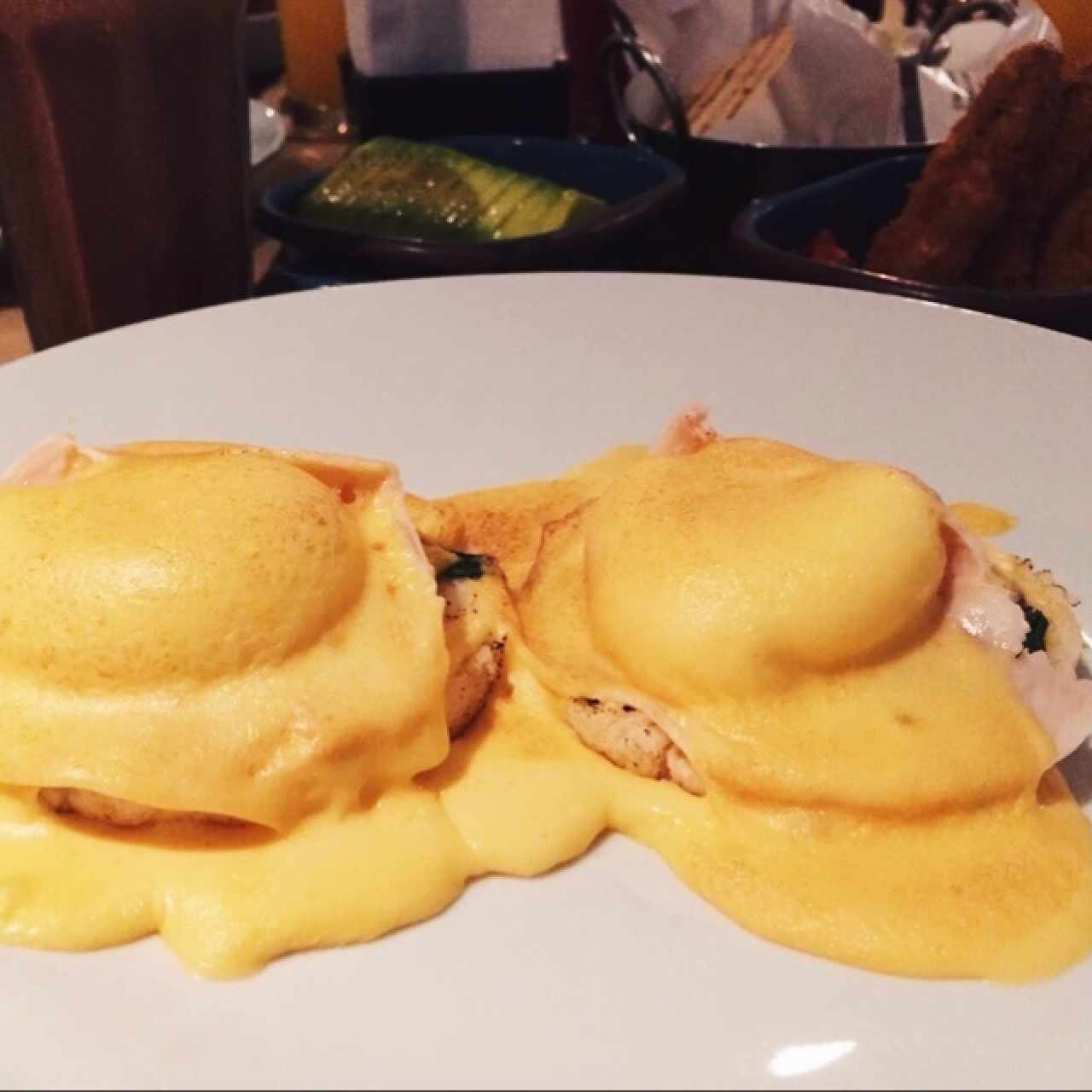 Huevos Benedictinos sobre arepas de maíz pilado