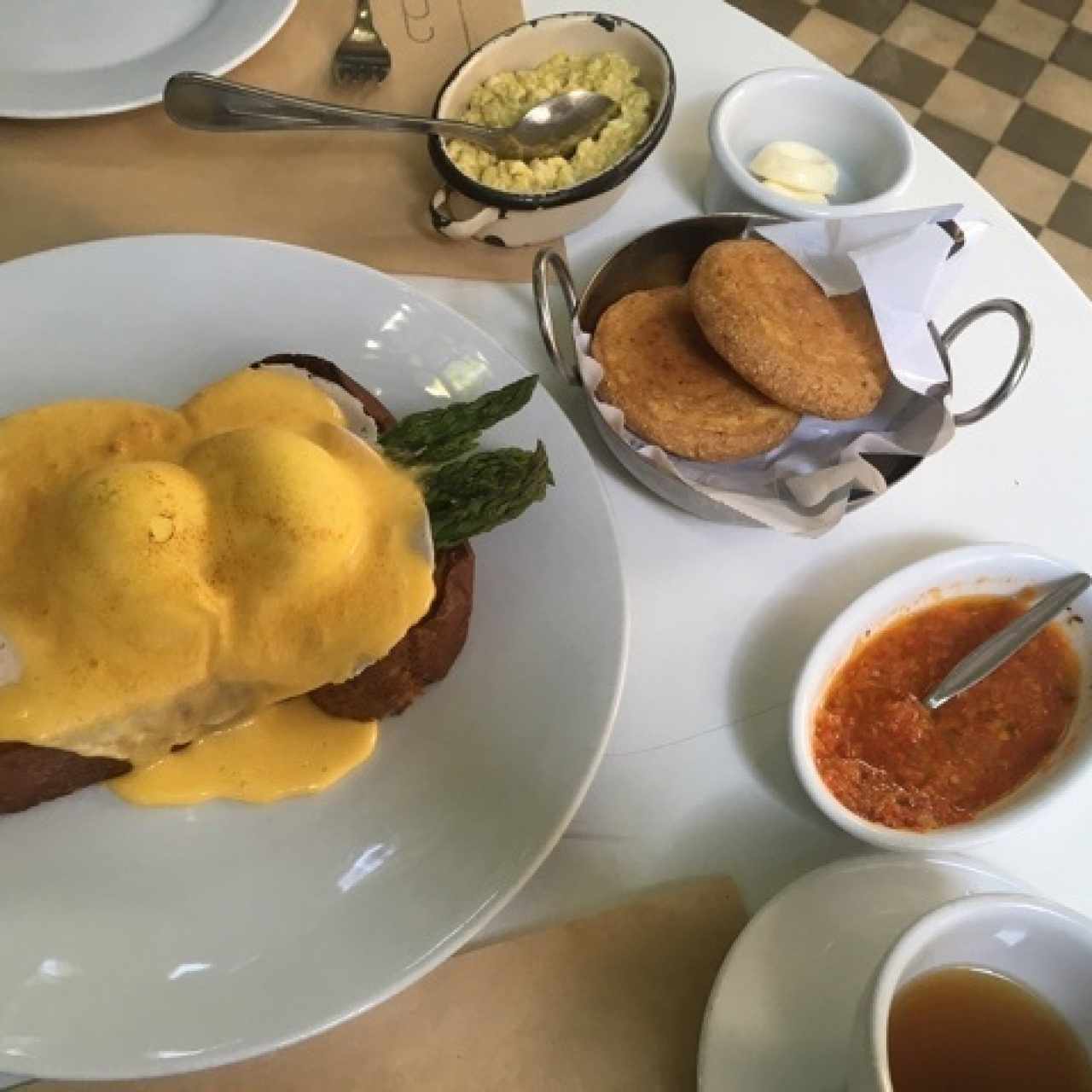huevos benedictinos con jamon y esparragos, arepas de chicharron y reina pepiada