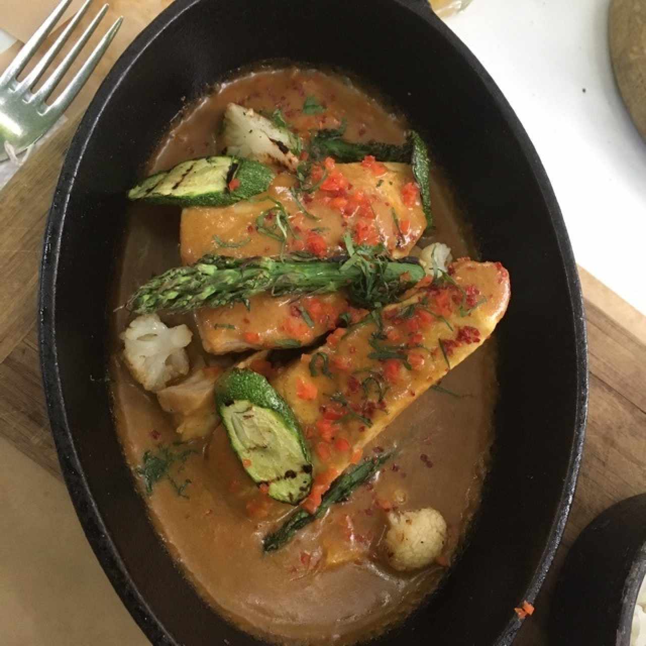 pescado con leche de coco y curry