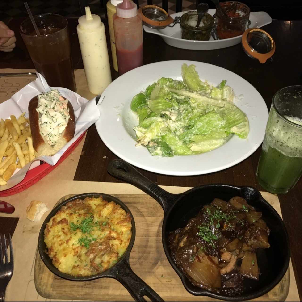 perro caliente de langosta, ensalada cesar y solomo salteado con cebollas
