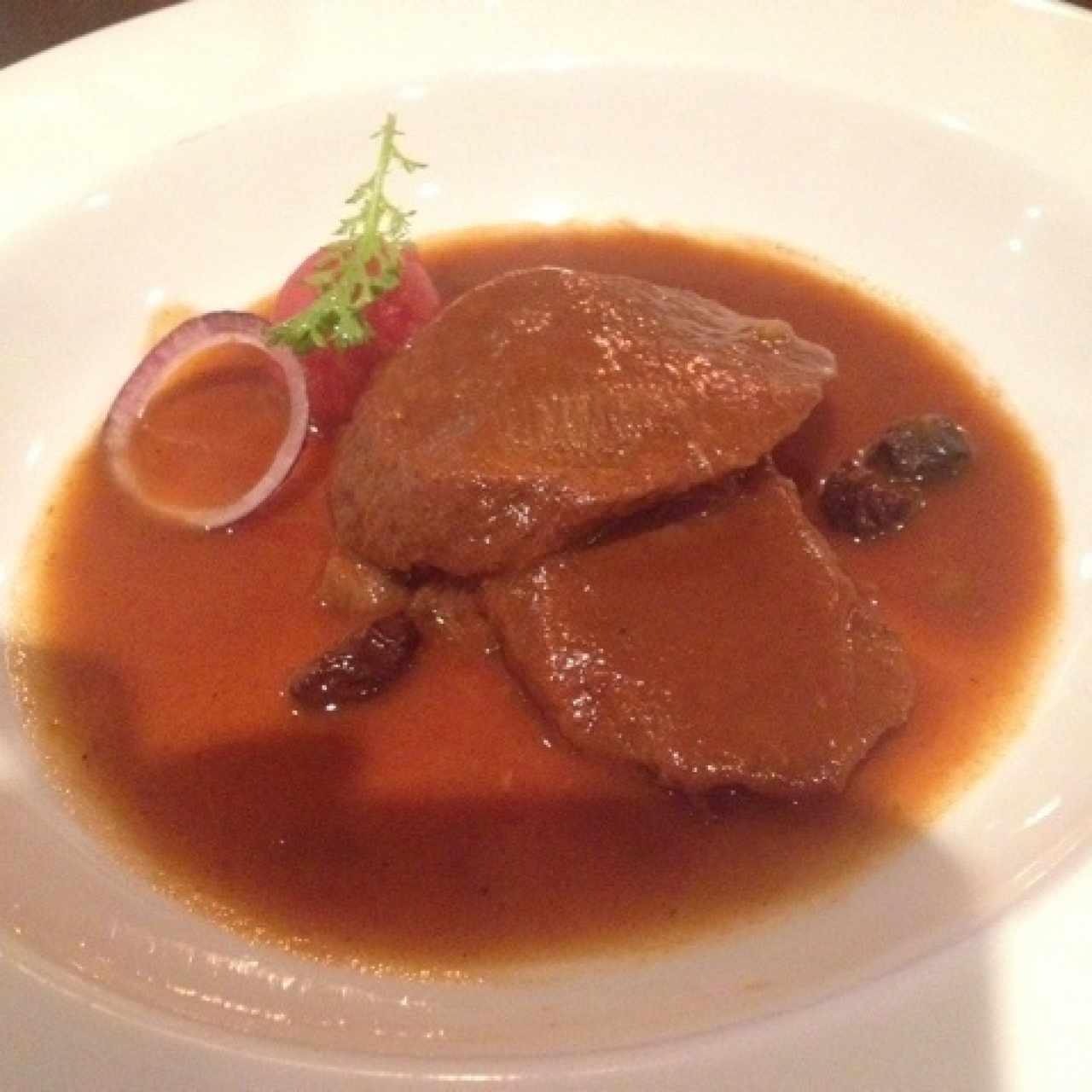 lengua en salsa caraqueña