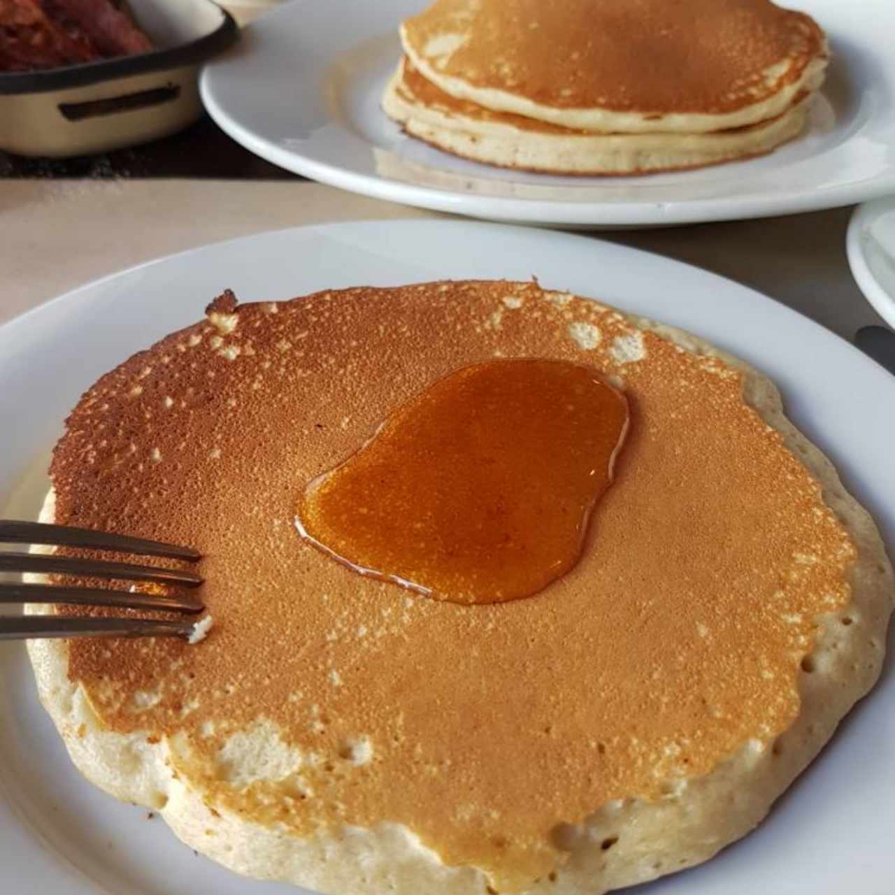 panquecas con huevo y tocineta 