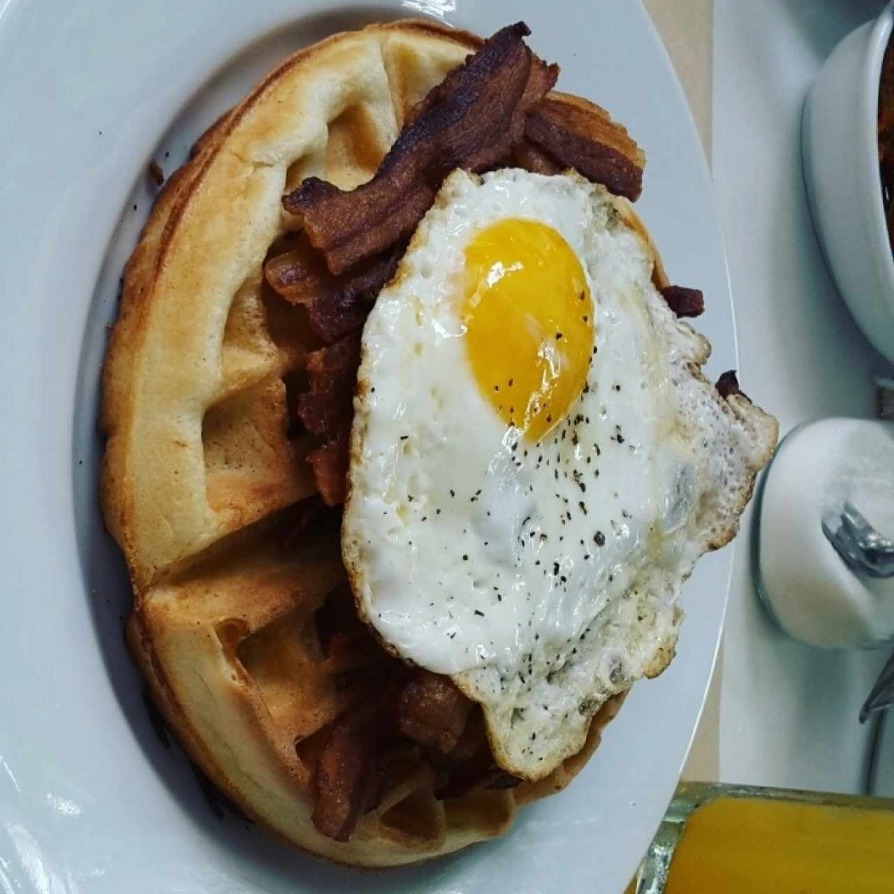 Waffles con huevo y tocineta 