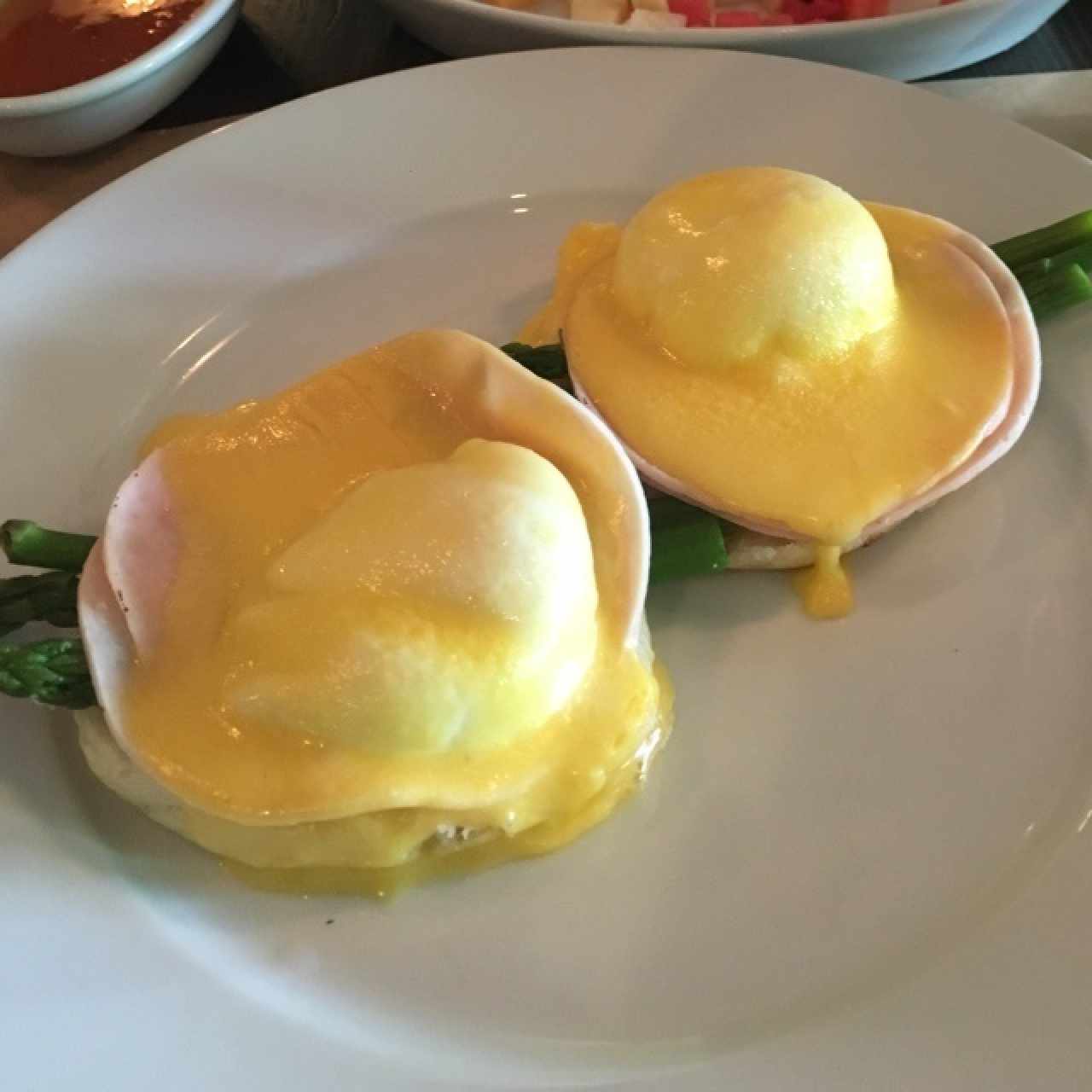 huevos benidictinos con arepa de maíz