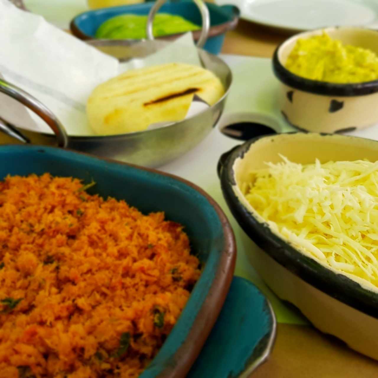 arepas con cazuelas de cazón, queso rayado, reina pepiada y aguacate