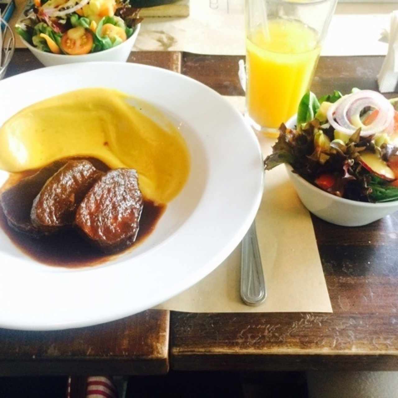 asado negro, puré de plátano y ensalada