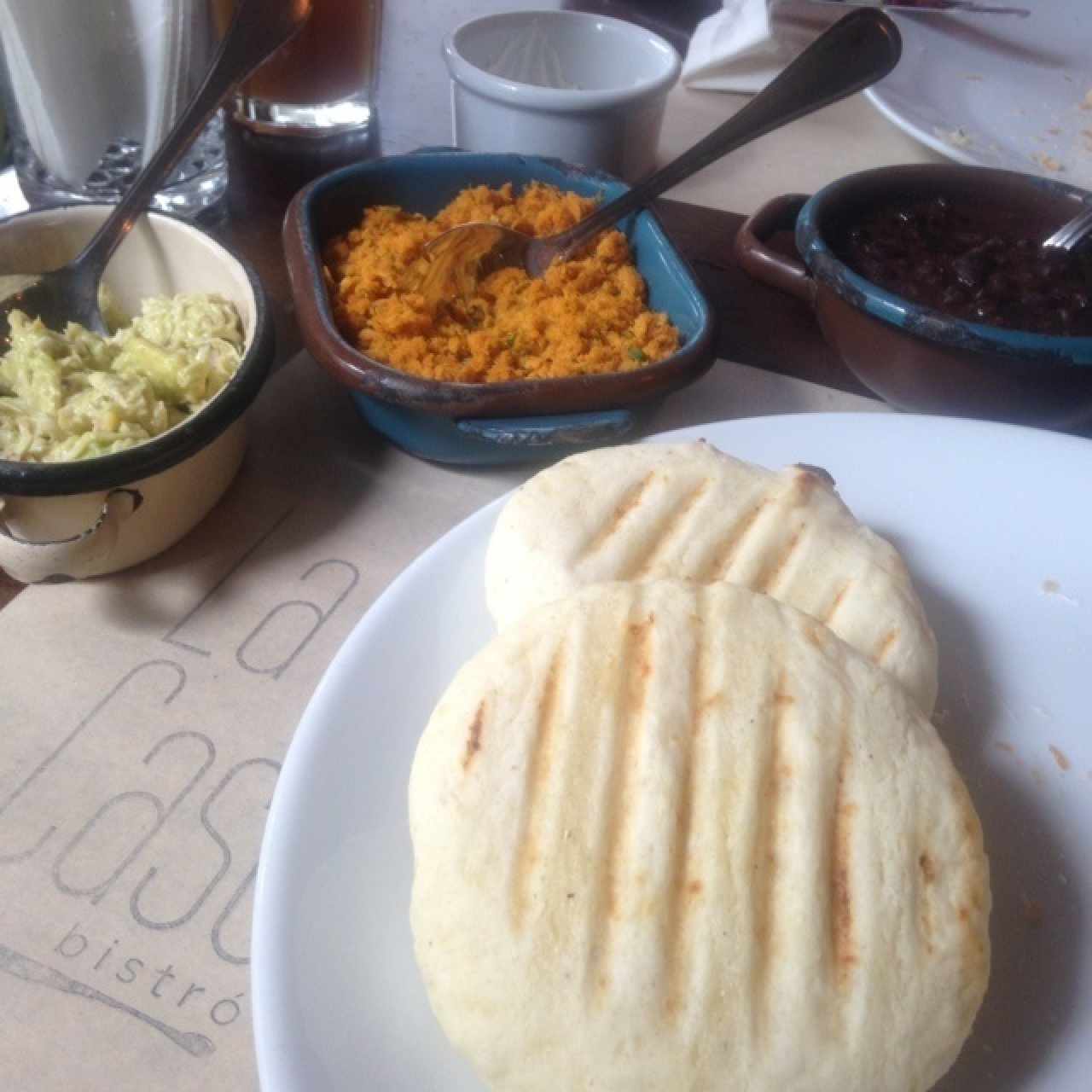 arepa de maiz pilado y chicharron. Cazuelas de reina pepiada, cazon y caraotas