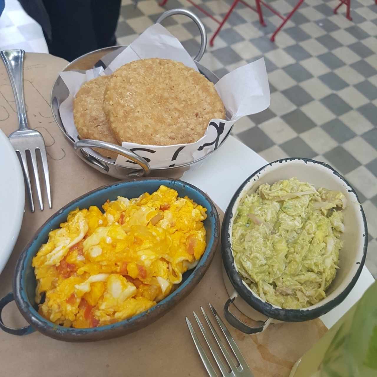 arepas de chicharron con perico y reina