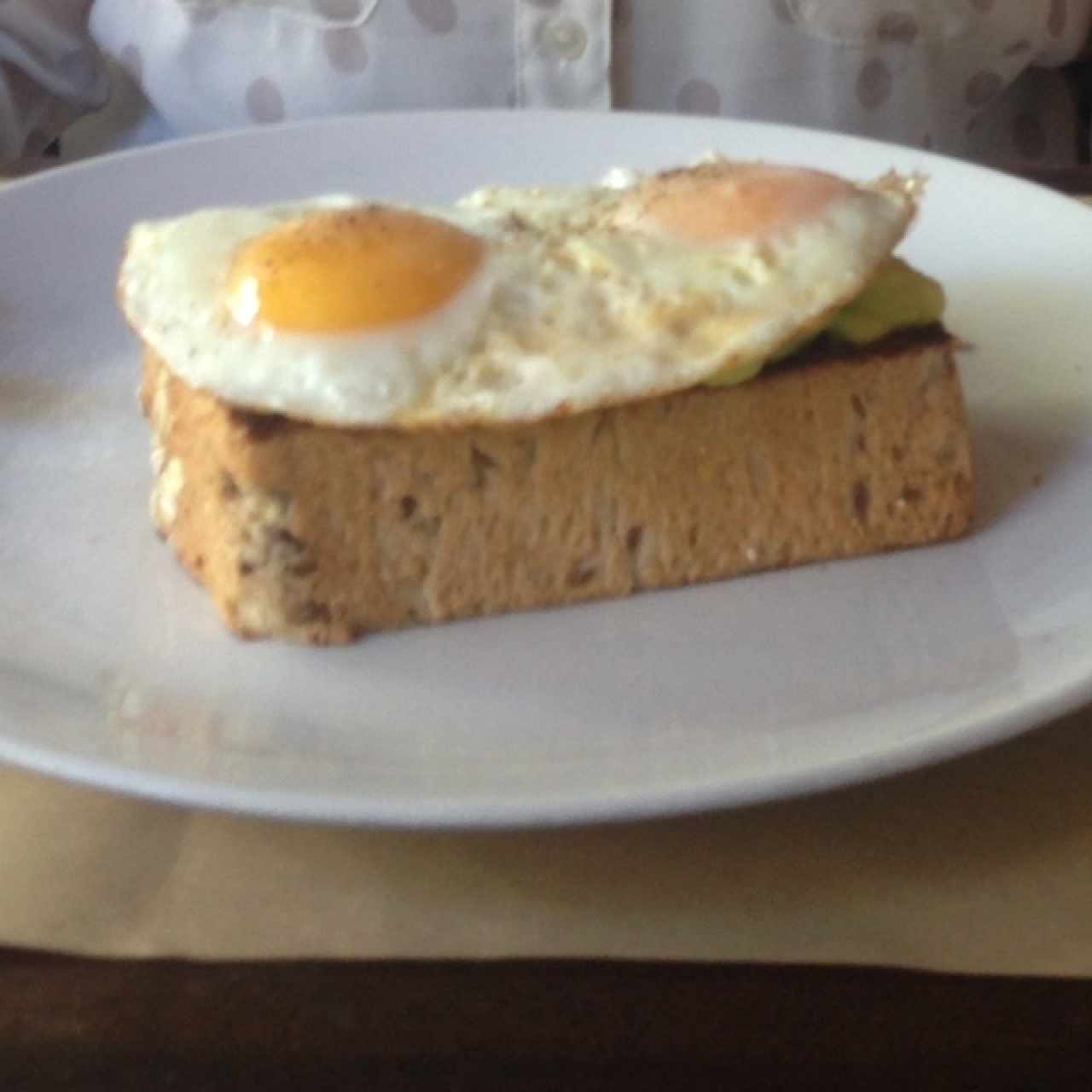 Sandwich integral con aguacate y huevo