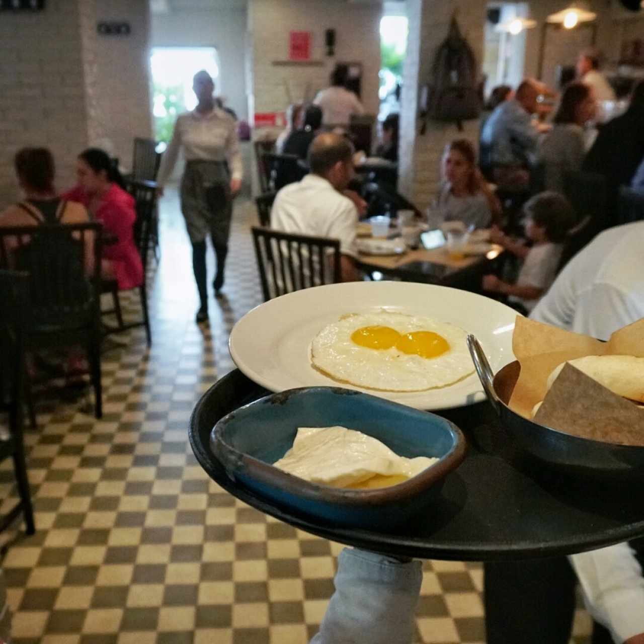Arepa de maíz pilado, huevos fritos y queso telita