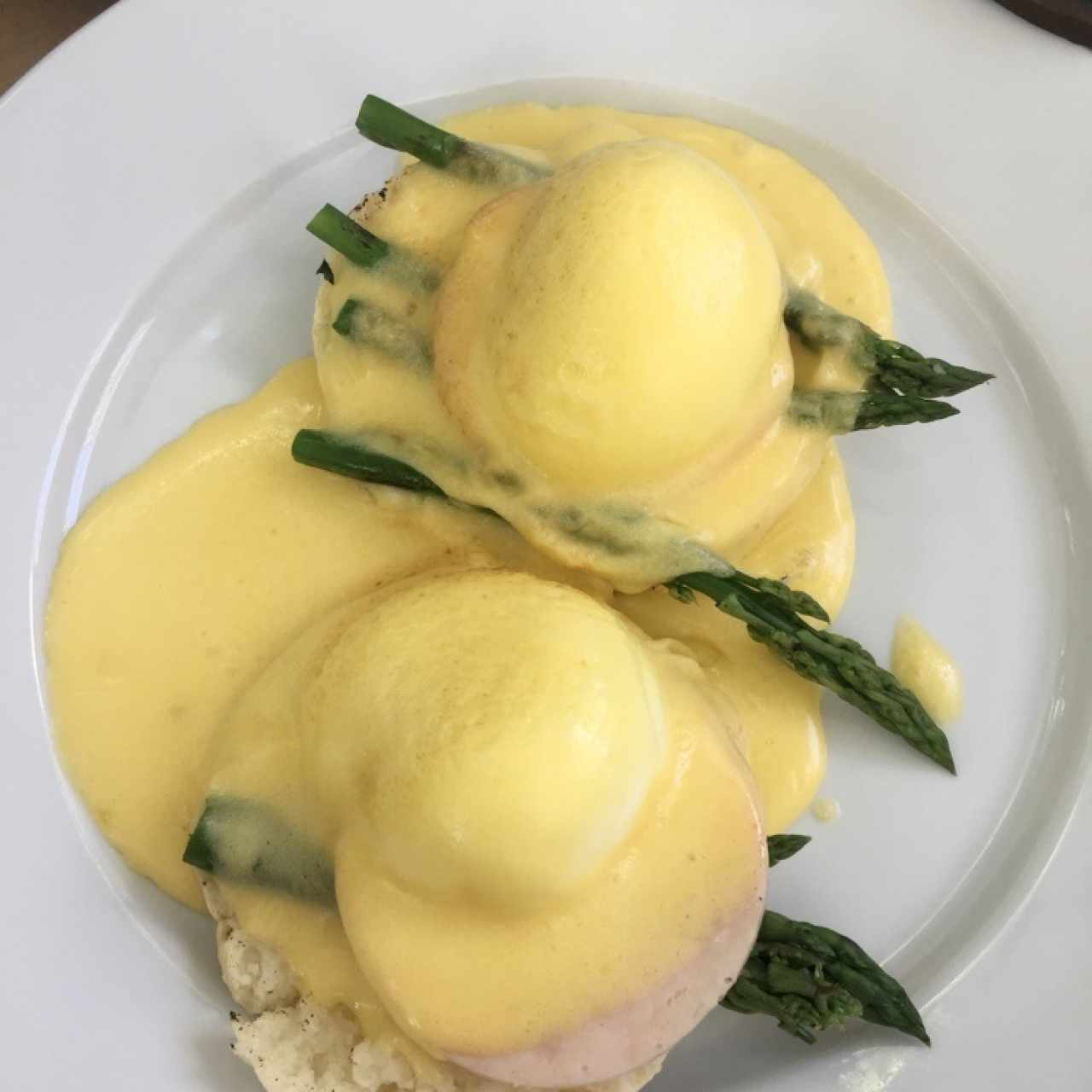 huevos benedictinos con esparragos