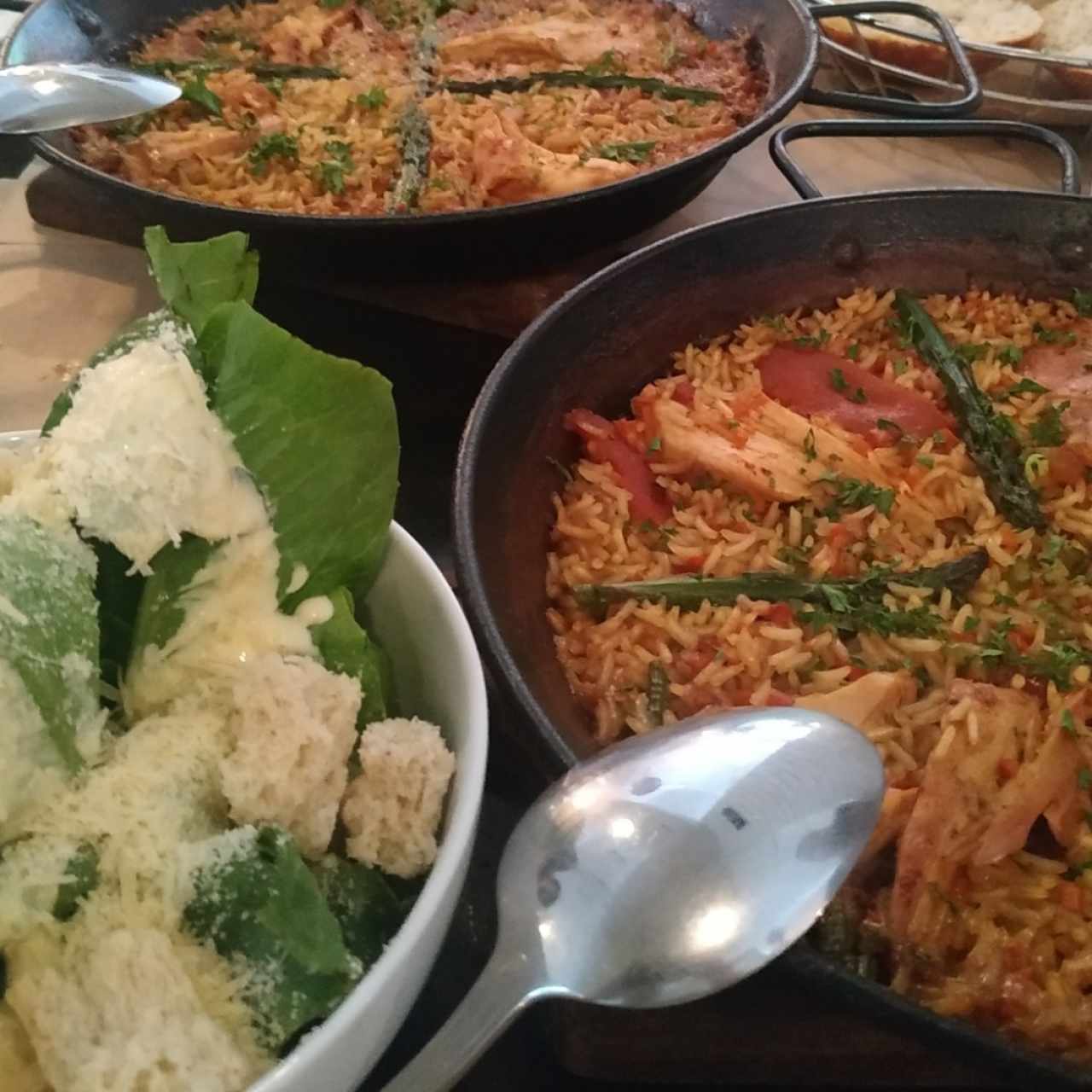 Arroz con pollo y ensalada César