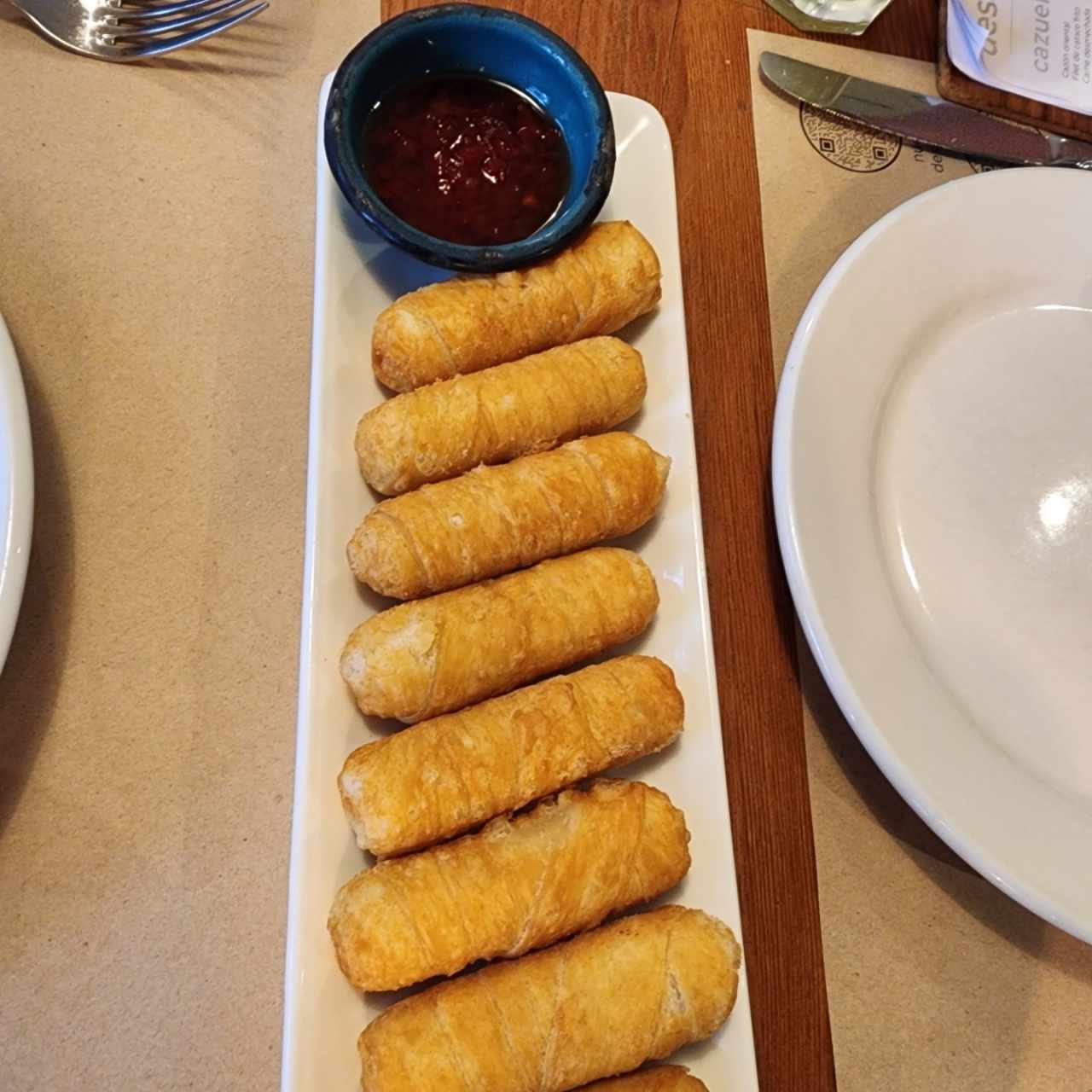 Tequeños con salsa de ají dulce
