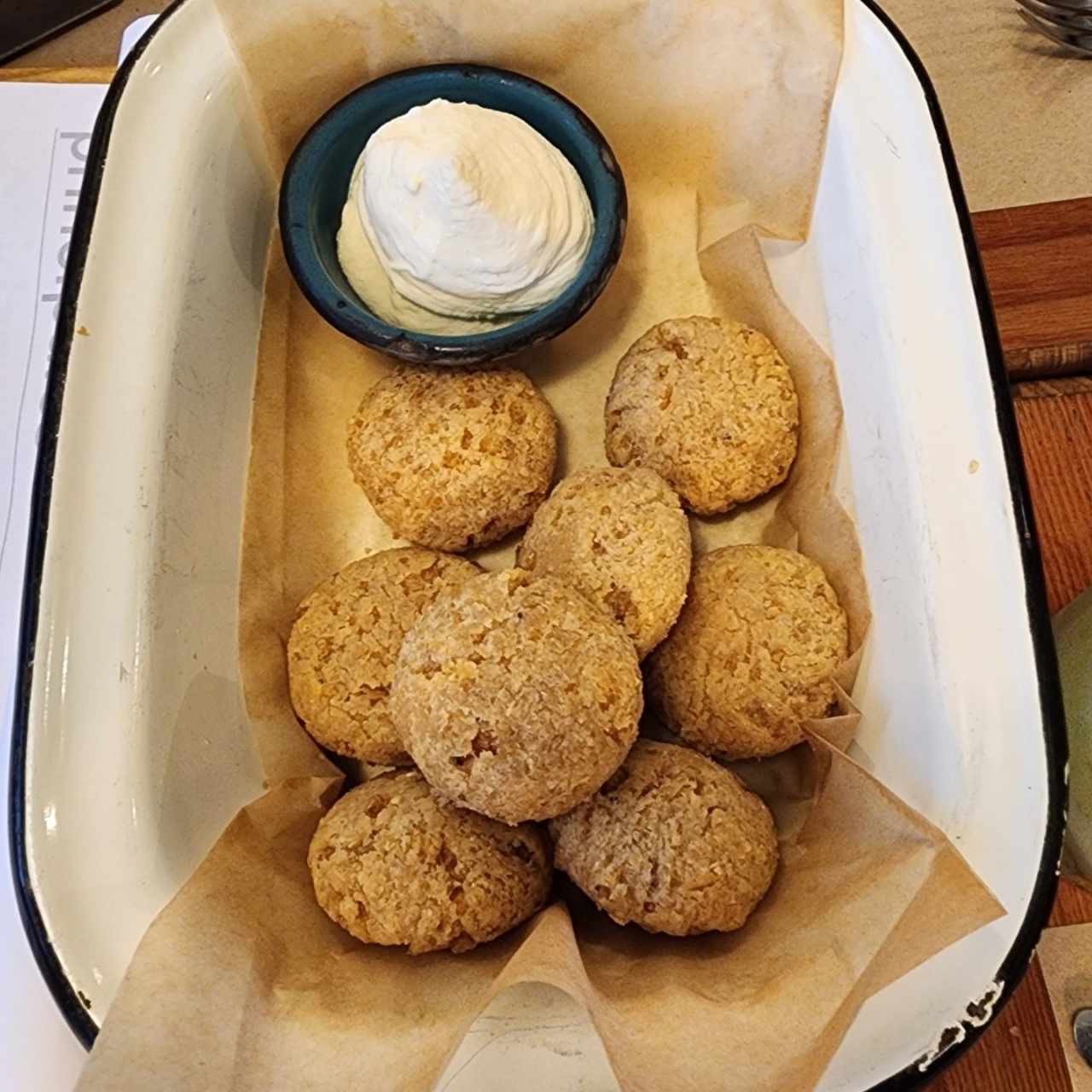 Arepitas de chicharrón con nata
