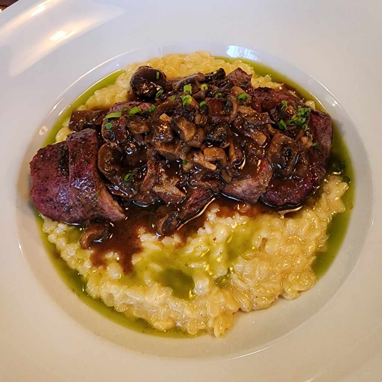 Lomito con salsa de champiñones en cama de pastina 4 quesos 