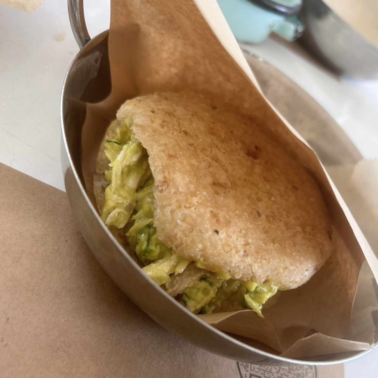 Arepa LCB de chicharrón rellena de reina pepiada