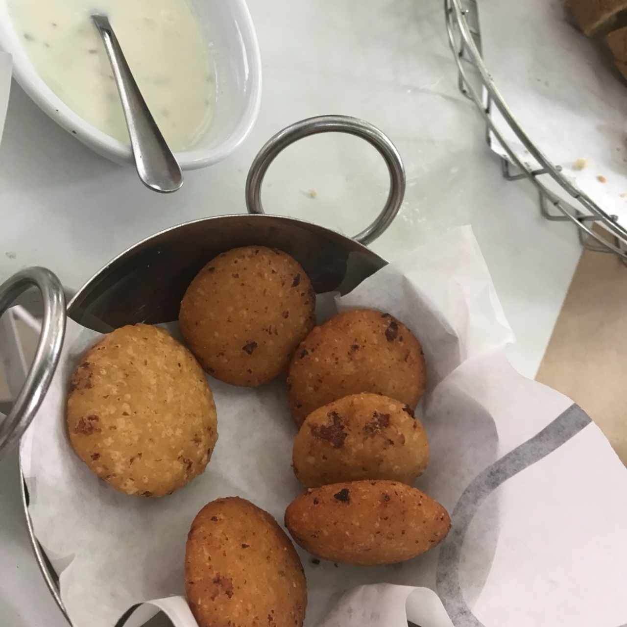 arepitas de chicharron con nata