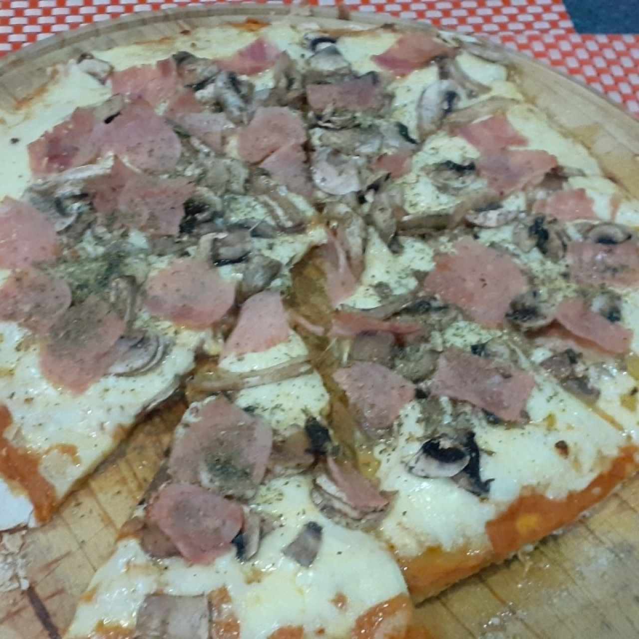 pizza con jamon, hongos y queso.