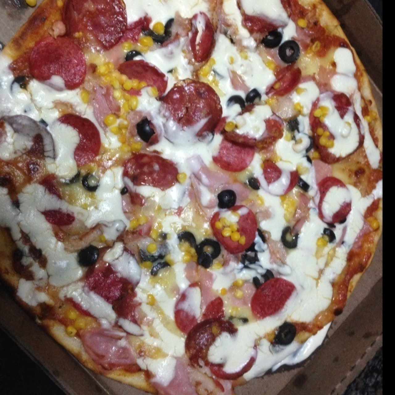 Pizzaiolo con extra de tocineta y maiz