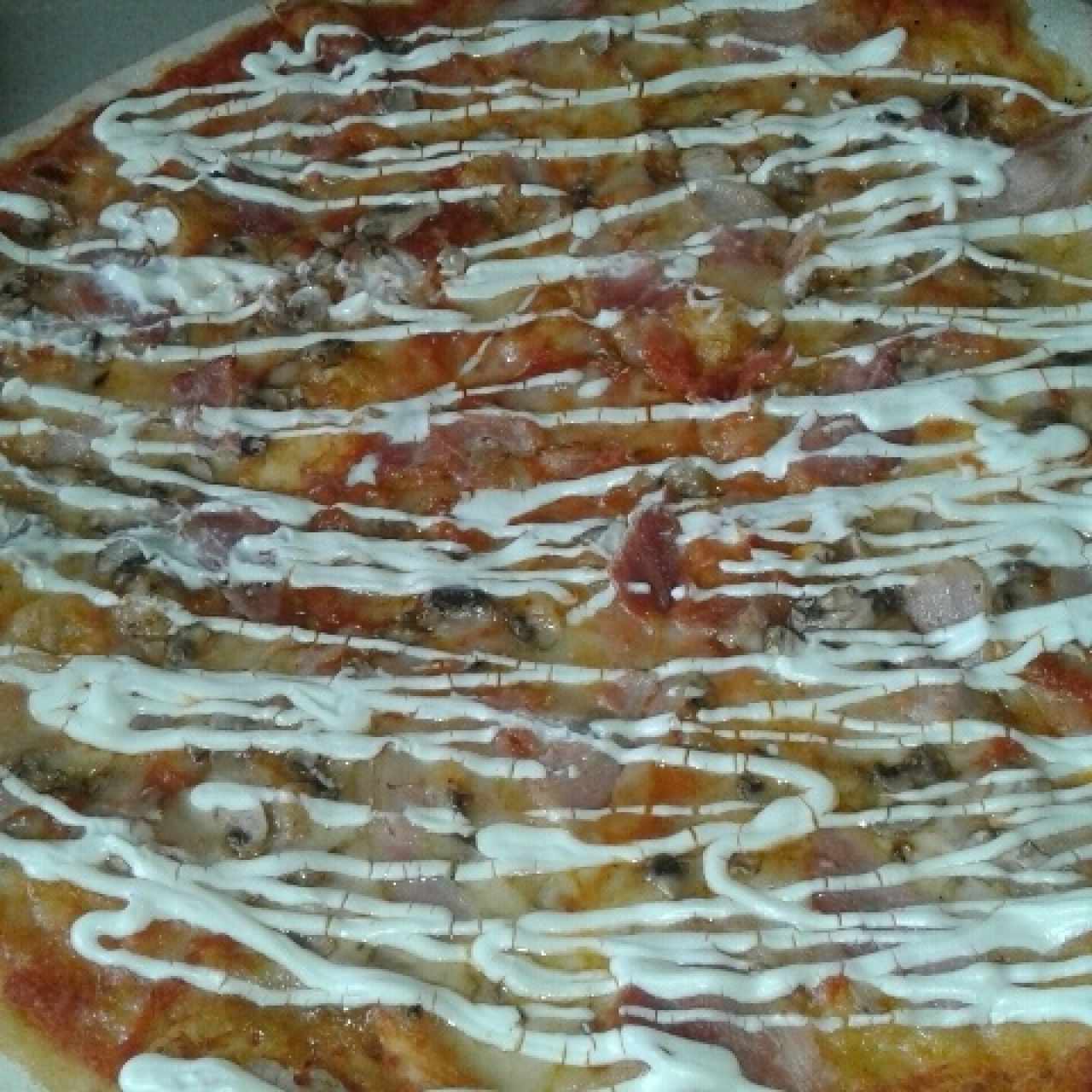 pizzs de queso crema, champiñones y tocineta!